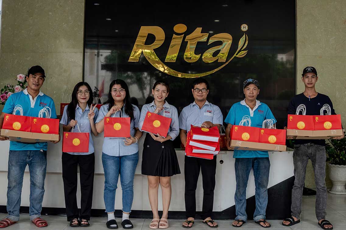 Rita give mooncakes to employees